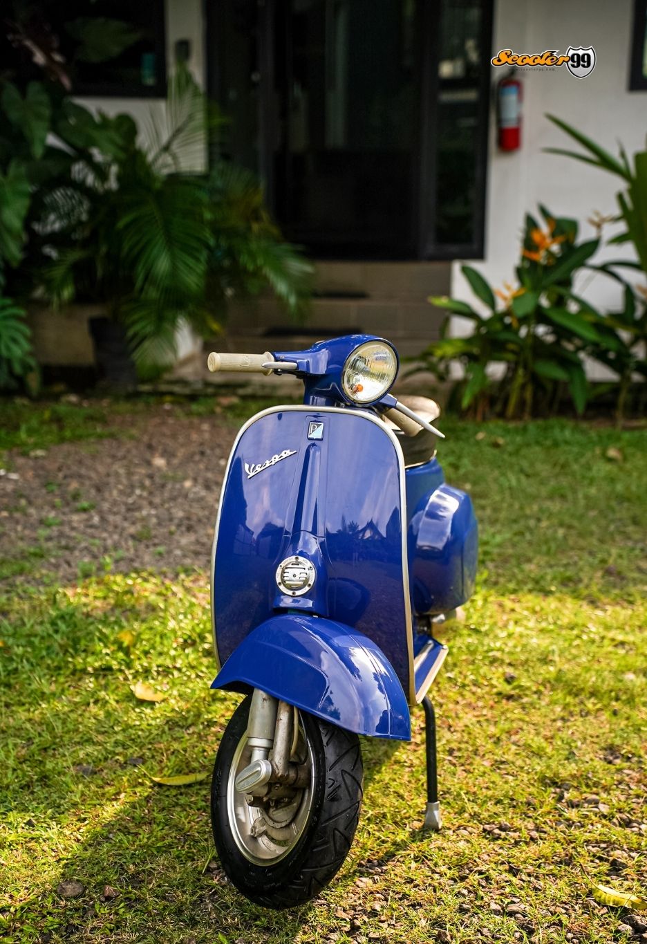 Vespa 90SS Blue front view